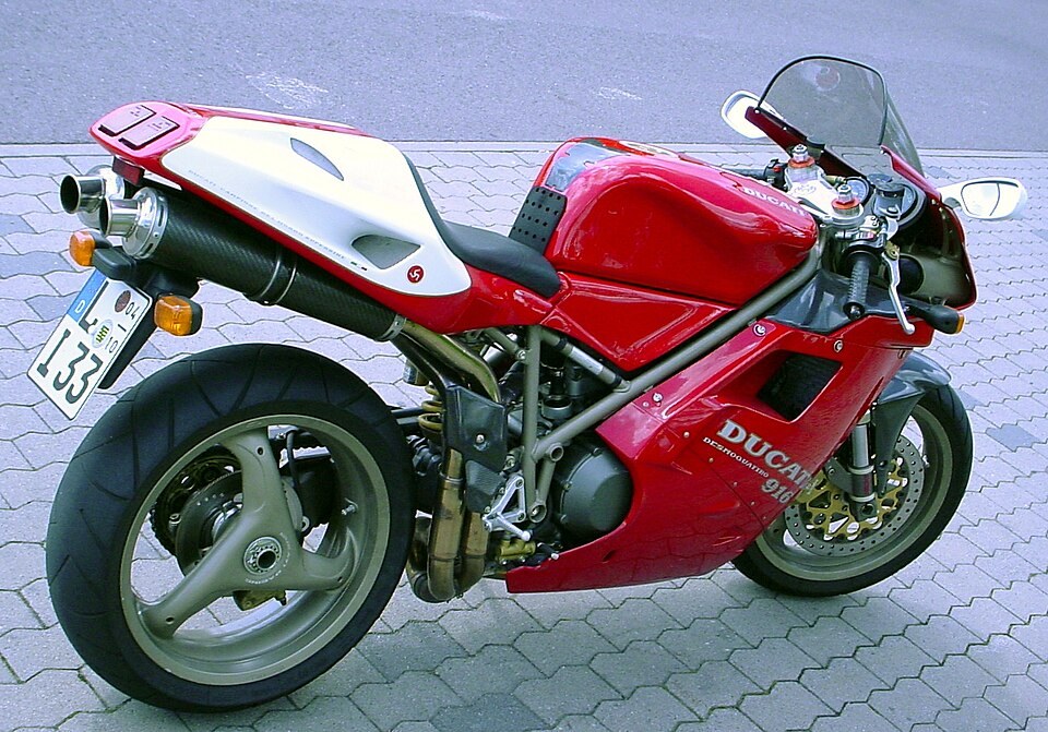 Ducati 916 bodywork and stance