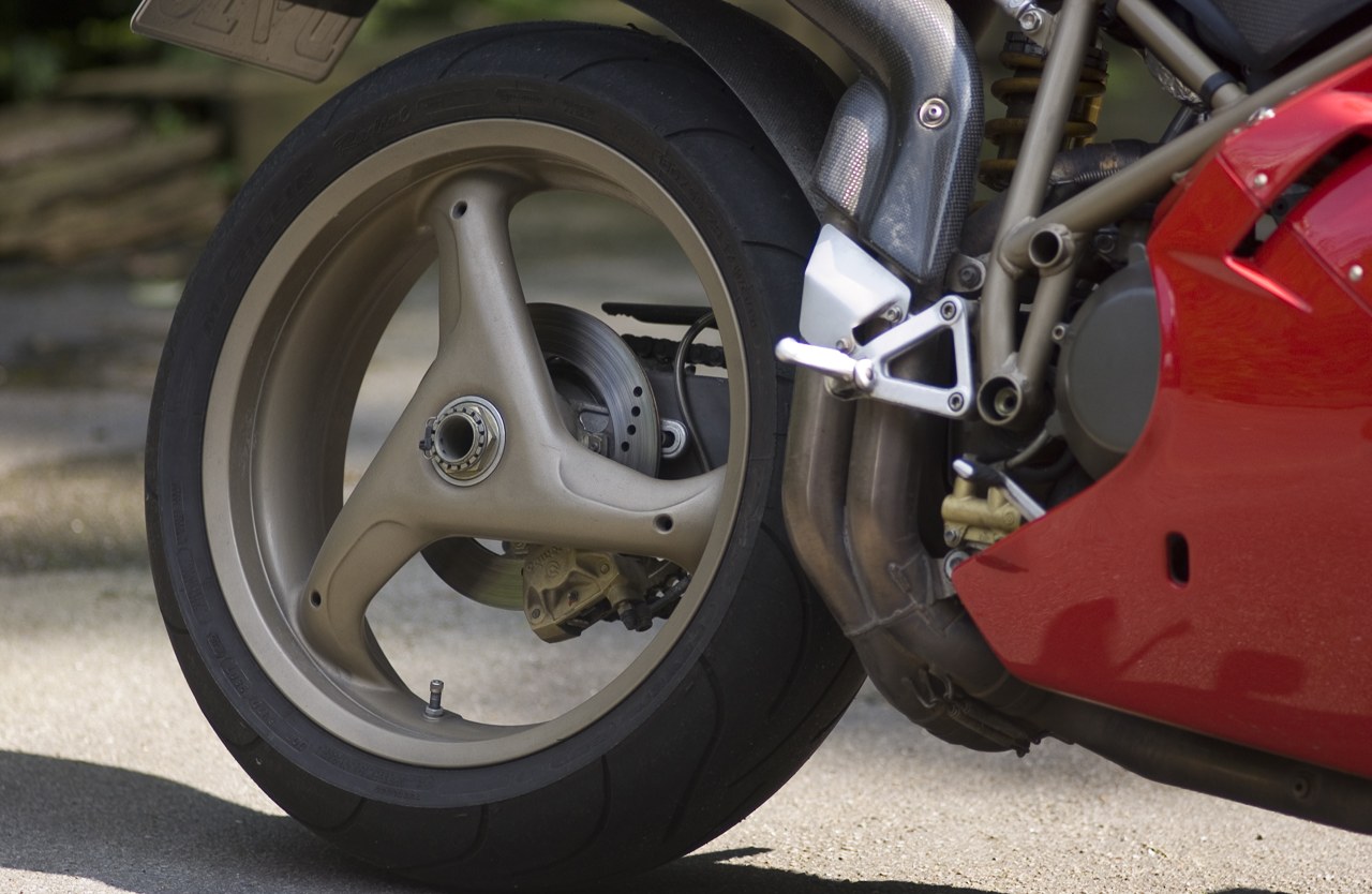 916 SPS rear wheel and single-sided swingarm